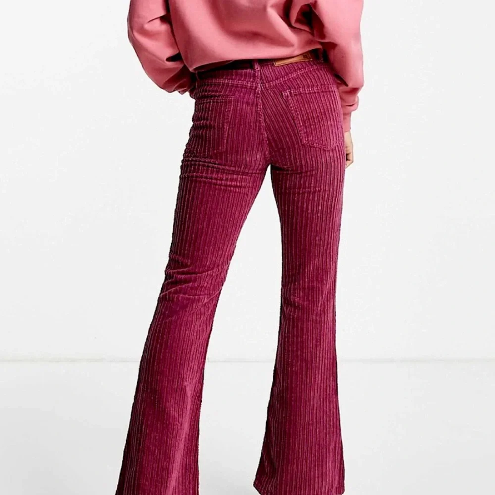 Reclaimed Vintage inspired 99 flare jean in raspberry cord - Picture 2 of 10